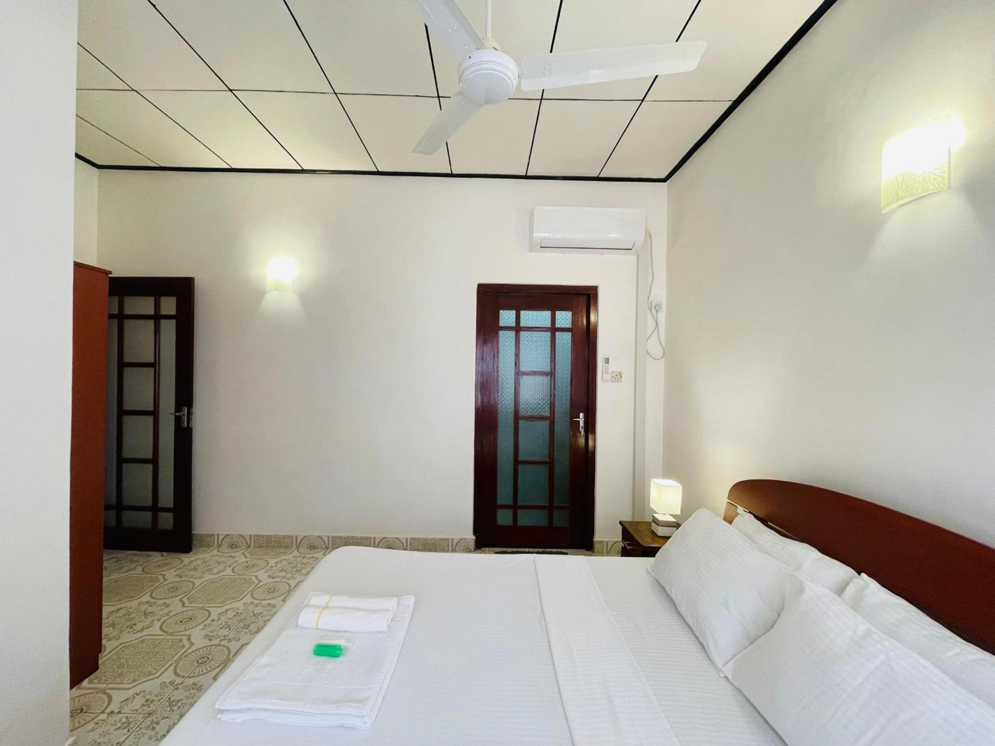 Rivinson Hotel Негомбо Екстериор снимка